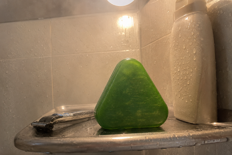 Photo client : le savon sur l'étagère de douche