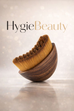 La brosse lymphatique de trois quarts : coque en bois arrondie, anneau doré et poils souples