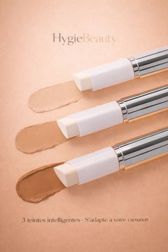 Les trois teintes du stick — claire, moyenne, foncée — et leur trace de matière sur fond beige