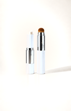Les deux sticks du fond de teint adaptatif sur fond crème, capuchon blanc et bague argentée gravée HygieBeauty