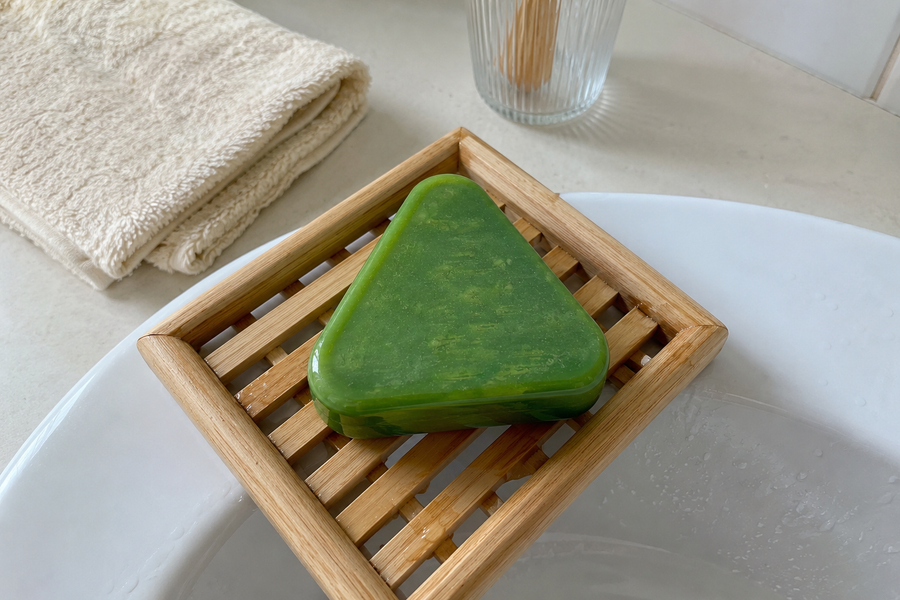 Photo client : le savon sur un porte-savon en bois