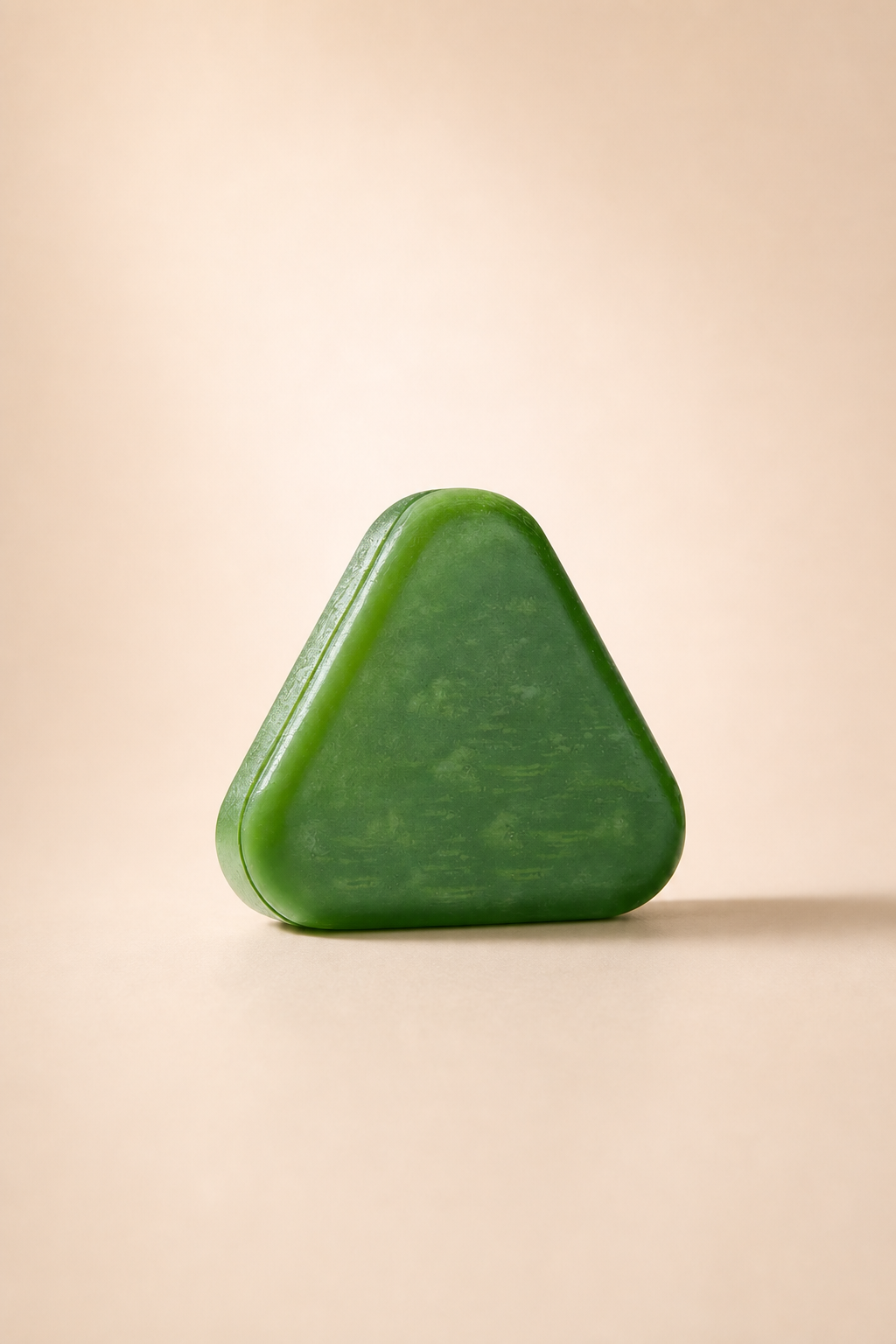 Savon coréen anti-chute aux plantes HygieBeauty avec son étui triangulaire vert